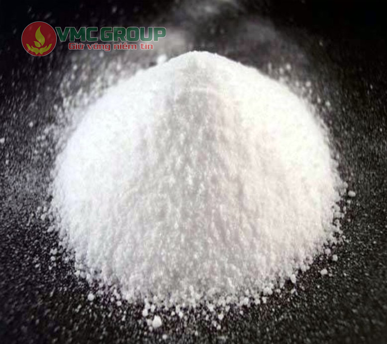 Acid boric có dạng tinh thể không màu hoặc bột màu trắng