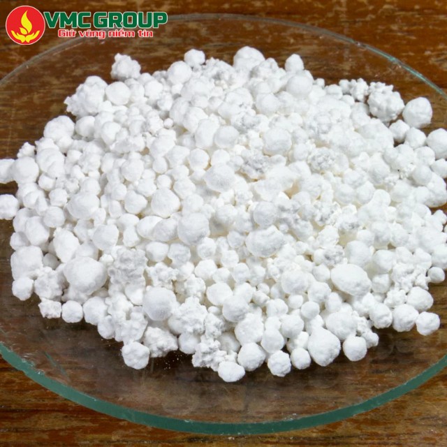CaCl2 là chất rắn màu trắng