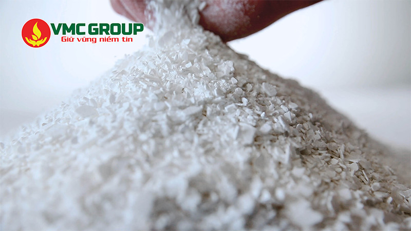 Calcium chloride có dạng rắn màu trắng