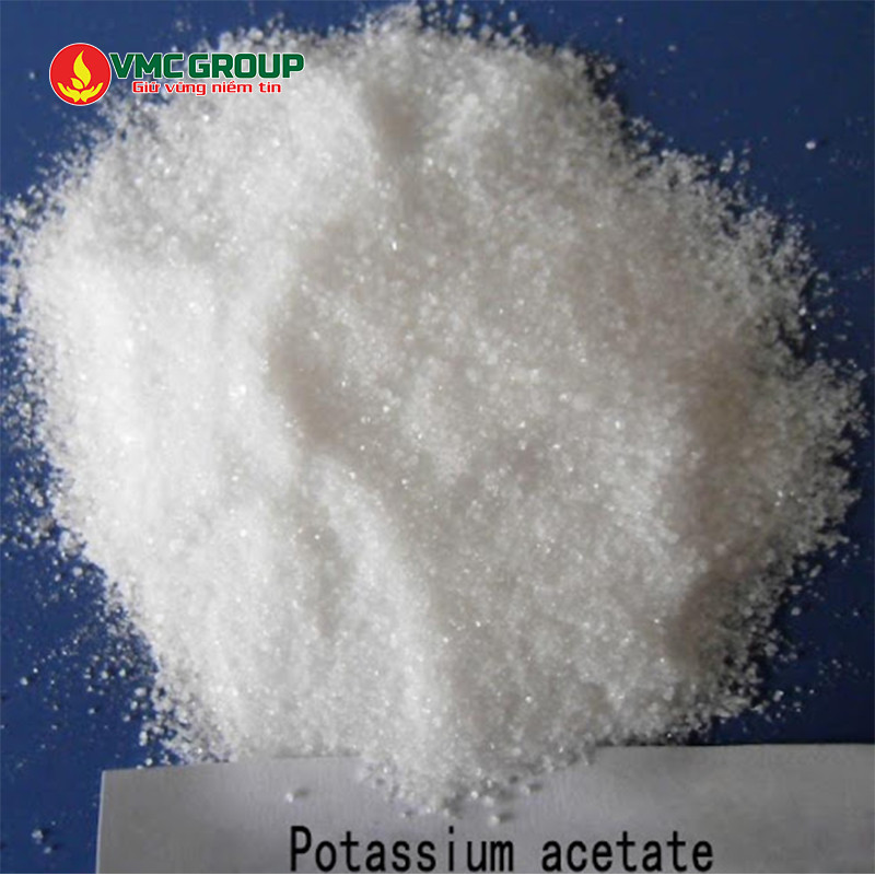 Potassium acetate có dạng bột màu trắng