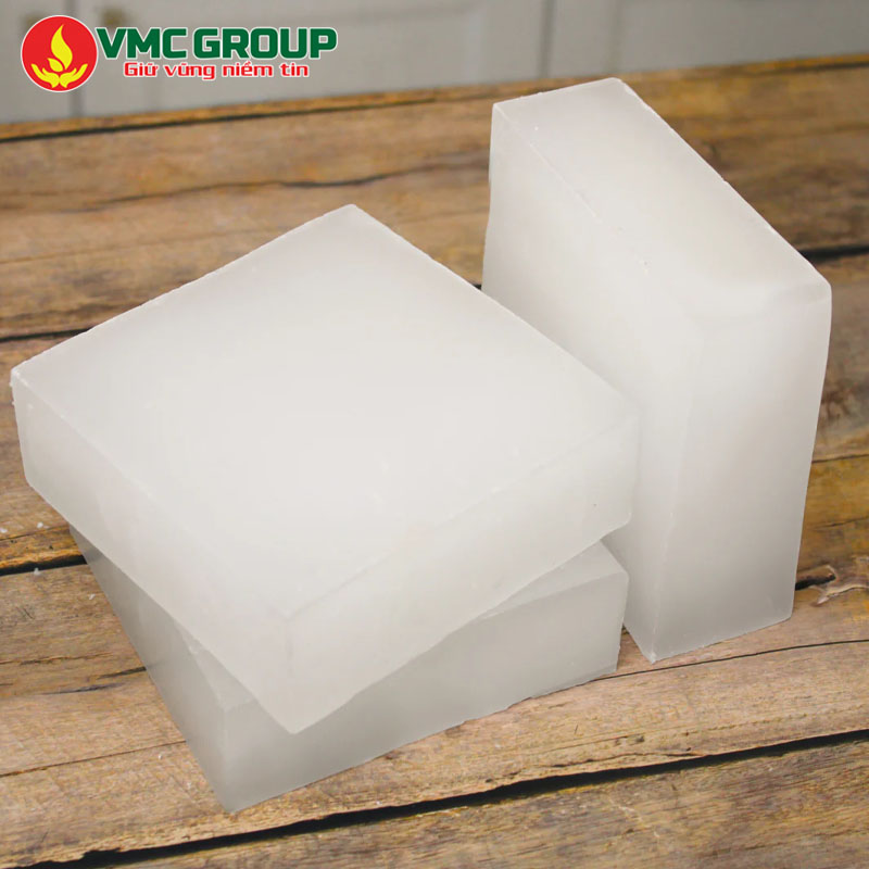 Paraffin Wax có dạng rắn màu trắng