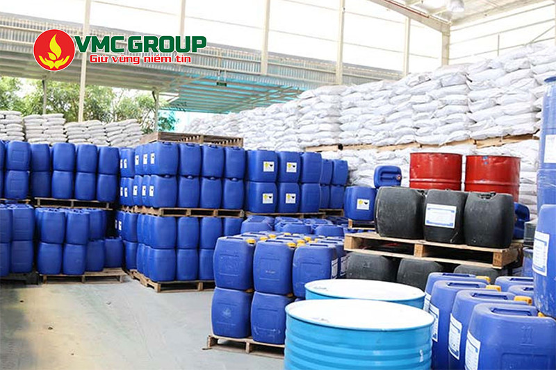 Hóa chất công nghiệp là hóa chất được sản xuất quy mô lớn, phục vụ các ngành công nghiệp