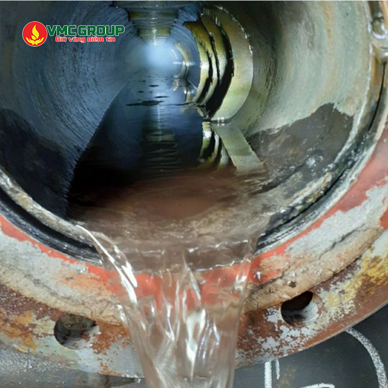 Sau khi tẩy cáu cặn bằng hóa chất, cần rửa sạch hệ thống bằng nước nhiều lần