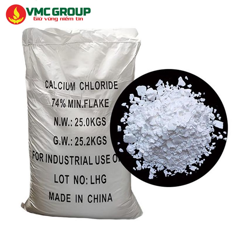 Canxi Cloruia có dạng rắn màu trắng